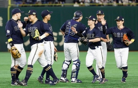 プロ野球の日本シリーズ第５戦でヤクルトに競り勝ち、喜ぶオリックスナイン＝２５日、東京ドーム（撮影・平田潤）