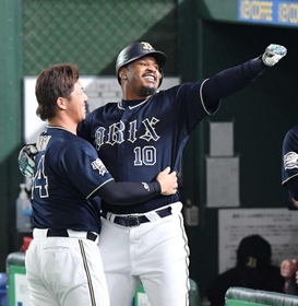９回オリックス無死、勝ち越しソロ放ち、ガッツポーズのオリックス　アダム・ジョーンズ（撮影・西岡正）
