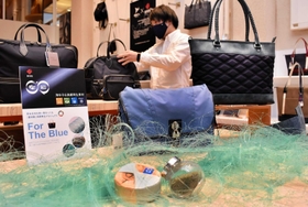 漁網を再利用した素材で作られたかばん。手前には漁網も展示されている＝トヨオカ・カバン・アルチザン・アベニュー