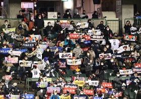 「ラッキーセブン」の７回に盛り上がるオリックスファン＝２７日夜、神戸市須磨区、ほっともっとフィールド神戸（撮影・中西幸大）