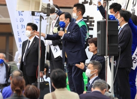 衆院選の応援に訪れ、立候補者と共に支持を訴えた立憲民主党の枝野幸男前代表（中央）＝１０月２４日、神戸市中央区