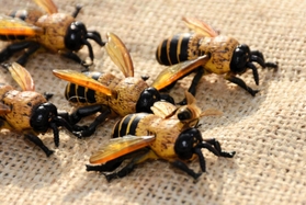仲間かな？　ミニチュアの雄蜂の背中に止まる本物のミツバチ（右下）＝兵庫県稲美町加古