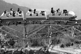大阪湾が一望でき、人気を集めたマウント・コースター（１９６２年）