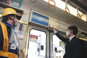 車内のドアコックを操作する参加者＝３０日午後０時２８分、兵庫県太子町、網干総合車両所