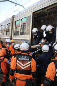 列車のドアから線路への避難を体験する参加者＝兵庫県太子町