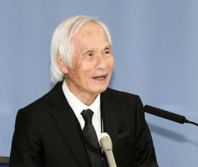 来年に控えた単独無寄港太平洋横断への思いを語る堀江謙一さん＝県庁