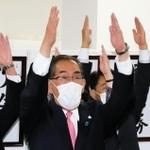 ８選を決めて支持者と喜ぶ松本剛明氏＝姫路市飾磨区三宅１（撮影・大山伸一郎）