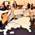 開披台の上に広げられる衆院選小選挙区の投票用紙＝神戸市中央区港島中町６、神戸国際展示場（撮影・三津山朋彦）