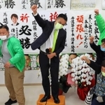 拳を突き上げて喜びをかみしめる遠藤良太氏＝三田市中央町（撮影・土井秀人）