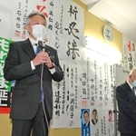 兵庫１区で立憲民主党元職の当選確実の知らせを受け、支援者らにあいさつする盛山正仁氏＝神戸市中央区加納町２（撮影・秋山亮太）