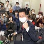 選挙区を駆け回った自転車にまたがり、当選を喜ぶ井坂信彦氏＝神戸市中央区八幡通４（撮影・小林良多）