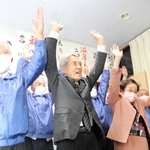 再選を果たし、支持者らと喜ぶ西村銀三氏＝新温泉町湯