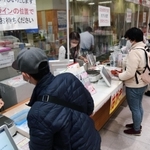 ２０２２年の年賀はがきの販売に合わせ購入者が朝早くから訪れた＝１日午前、神戸市中央区栄町通６、神戸中央郵便局（撮影・坂井萌香）
