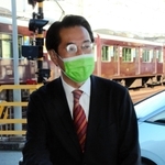 当選から一夜明け、決意を新たに街頭に立つ市村浩一郎氏＝１日午前、阪急逆瀬川駅前