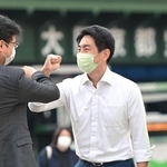 比例復活し、通勤する人らにあいさつする一谷勇一郎氏＝１日午前、ＪＲ三ノ宮駅前（撮影・秋山亮太）