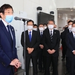 神戸市長選で３選を果たし、職員にあいさつをする久元喜造氏＝１日午前、神戸市中央区加納町６（撮影・鈴木雅之）