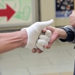 候補者のこぶしを包み込んで握手してしまう人が多かった＝神戸市内