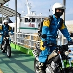 船からオフロードバイクごと上陸し、情報収集に出発する警察官＝南あわじ市沼島