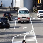 横断歩道のない場所を渡る人＝神戸市中央区東川崎町（撮影・鈴木雅之）