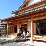 「兵庫県立兵庫津ミュージアム・初代県庁館」がオープン。瓦屋根やふすまの江戸建築と庭園が復元された「県庁舎」を見学する来場者たち＝３日午後、神戸市兵庫区中之島２（撮影・坂井萌香）