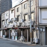 風営法に基づく警告を受け、全ての店が閉店した「かんなみ新地」＝３日午後、尼崎市神田南通３