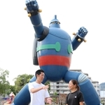 ジャンプイベントを開く若松公園の「鉄人２８号」の前で本番を思い描く衛藤昂選手（左）と中野瞳選手＝神戸市長田区