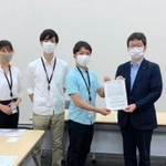 ミャンマーの民主化を推進する議員連盟の石橋通宏参院議員（右）に避難民への人道支援などを求める嘆願書を提出する山田純さん（右から２人目）らインターン生＝７月、東京都内（山田さん提供）