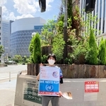 ミャンマーの現状を伝えるチラシを街頭で配布する黒田健斗さん＝８月、大阪市内（黒田さん提供）