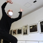 舛次崇さんの作品の前で岩下徹さんが踊った＝神戸市東灘区岡本８、甲南大学岡本キャンパス