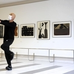 舛次崇さんの作品の前で岩下徹さんが踊った＝神戸市東灘区岡本８、甲南大学岡本キャンパス