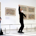 富塚純光さんの作品の前で踊る岩下さん＝神戸市東灘区岡本８、甲南大学岡本キャンパス