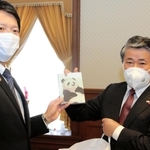 斎藤元彦兵庫県知事（左）を表敬訪問した薛剣・中国駐大阪総領事＝県公館