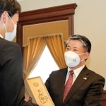斎藤元彦兵庫県知事（左）を表敬訪問した薛剣・中国駐大阪総領事＝県公館