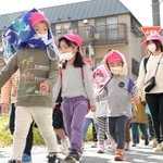 避難訓練で近くの高校へ移動する園児ら＝５日午前、神戸市中央区東川崎町（撮影・秋山亮太）