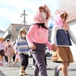 津波避難訓練で避難場所まで逃げる園児ら＝５日午前、神戸市中央区東川崎町（撮影・秋山亮太）