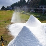 ゲレンデを白く染めていく人工雪＝５日午後、神戸市灘区六甲山町