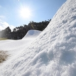 ゲレンデを白く染めていく人工雪＝５日午後、神戸市灘区六甲山町