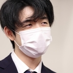 王位就位式の前にインタビューに応じる藤井聡太王位＝１０月２８日、東京都千代田区