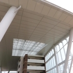 事故現場となった９階マンションは４階部分までが残され、巨大なアーチ型の屋根に覆われた＝尼崎市久々知３