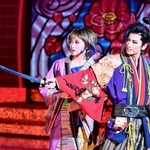 元禄バロックロックの一場面。元赤穂藩士で時計職人のクロノスケを熱演する花組トップスター柚香光（右）と娘役トップの星風まどか（左）＝宝塚大劇場（撮影・中西幸大）