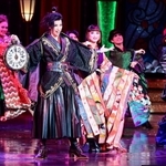 元禄バロックロックは時計を巡る物語。元赤穂藩士で時計職人のクロノスケ（柚香光、左から２人目）は時を戻せる時計を発明した（左から２人目）＝宝塚大劇場（撮影・中西幸大）