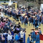 時代考証に基づいて衣装や調度品を復元し、初めて再現された「姫路大名行列」＝６日午後、姫路市本町