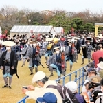 時代考証に基づいて衣装や調度品を復元し、初めて再現された「姫路大名行列」＝６日午後、姫路市本町