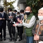 ＪＲ西の説明会終了後、取材に応じる遺族の藤崎光子さん（右）と上田弘志さん＝伊丹市内（撮影・秋山亮太）