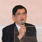 会見で事故車両の保存などについて話すＪＲ西日本の長谷川一明社長＝６日午後、伊丹市内（撮影・秋山亮太）