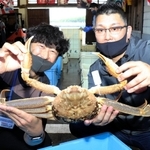 初競りの１匹目を２０万円で落札した植村良輔さん（右）＝６日午後、兵庫県新温泉町芦屋、浜坂漁港