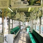 今も現役で走る「１１５６号」の車内。板張りの床は神戸市電当時の面影が残る＝広島市内（広島電鉄提供）