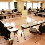 兵庫県や県教育委員会のいじめ対策について話し合う委員ら＝県民会館
