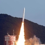 ９機の衛星を搭載し、打ち上げられる小型ロケット「イプシロン」５号機＝９日午前９時５５分、鹿児島県肝付町の内之浦宇宙空間観測所
