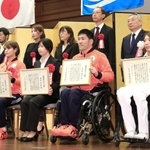 兵庫県スポーツ賞特別選手賞を受けた（前列右から）倉橋香衣、大矢勇気、板橋美波、阿部詩の各選手＝神戸市中央区下山手通４、県公館（撮影・吉田敦史）